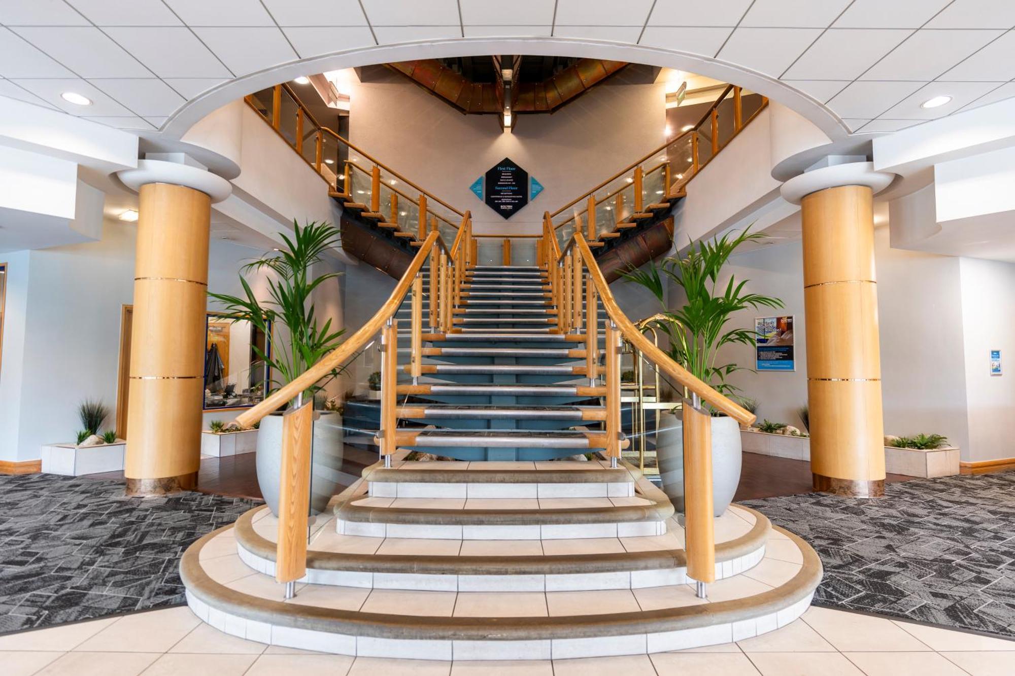The Bolton Stadium Hotel, A Member Of Radisson Individuals ภายนอก รูปภาพ