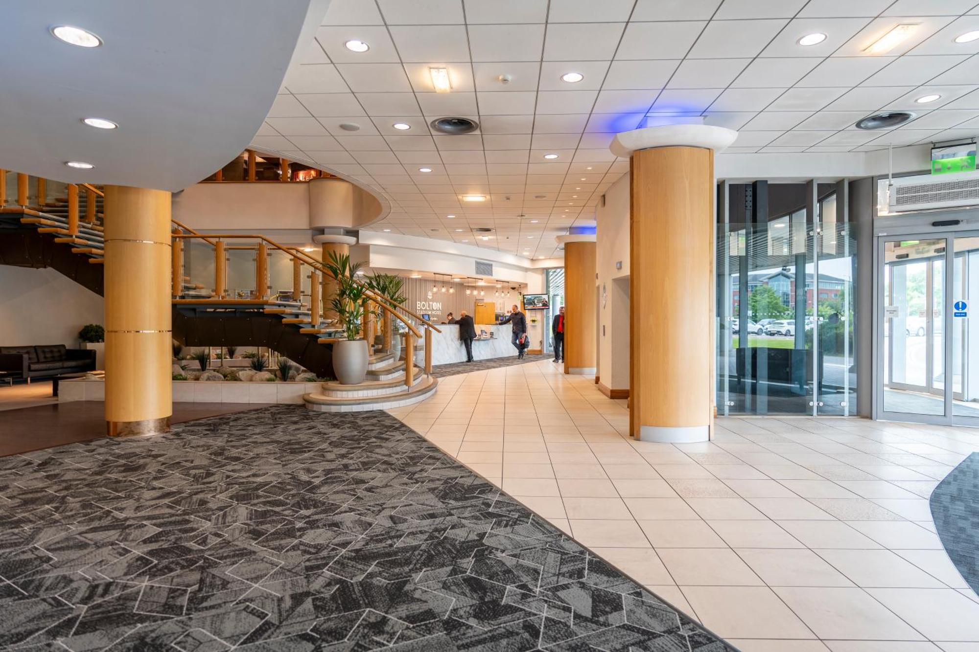 The Bolton Stadium Hotel, A Member Of Radisson Individuals ภายนอก รูปภาพ