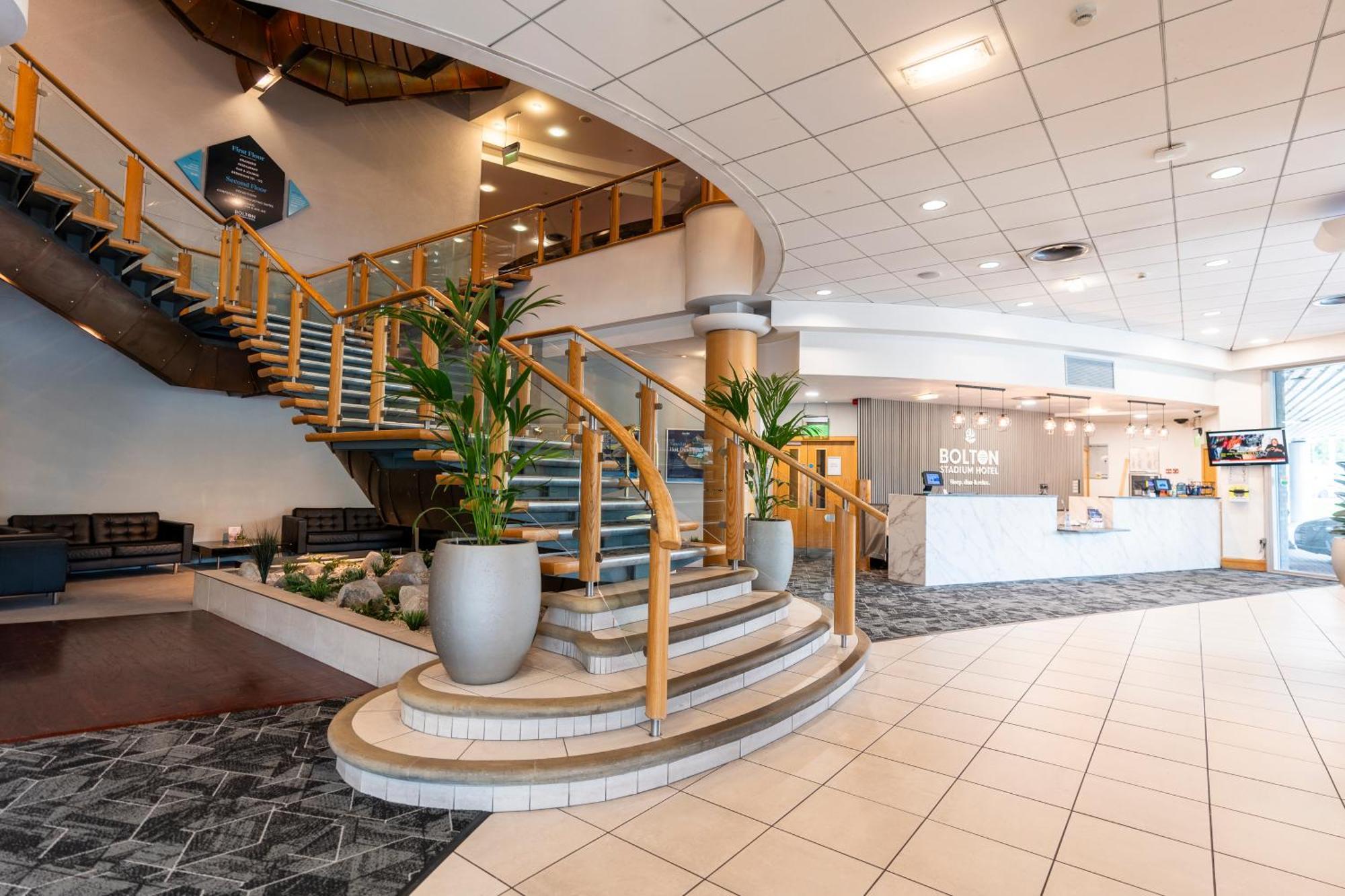 The Bolton Stadium Hotel, A Member Of Radisson Individuals ภายนอก รูปภาพ