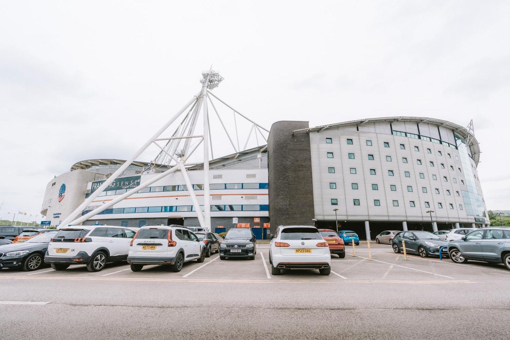 The Bolton Stadium Hotel, A Member Of Radisson Individuals ภายนอก รูปภาพ