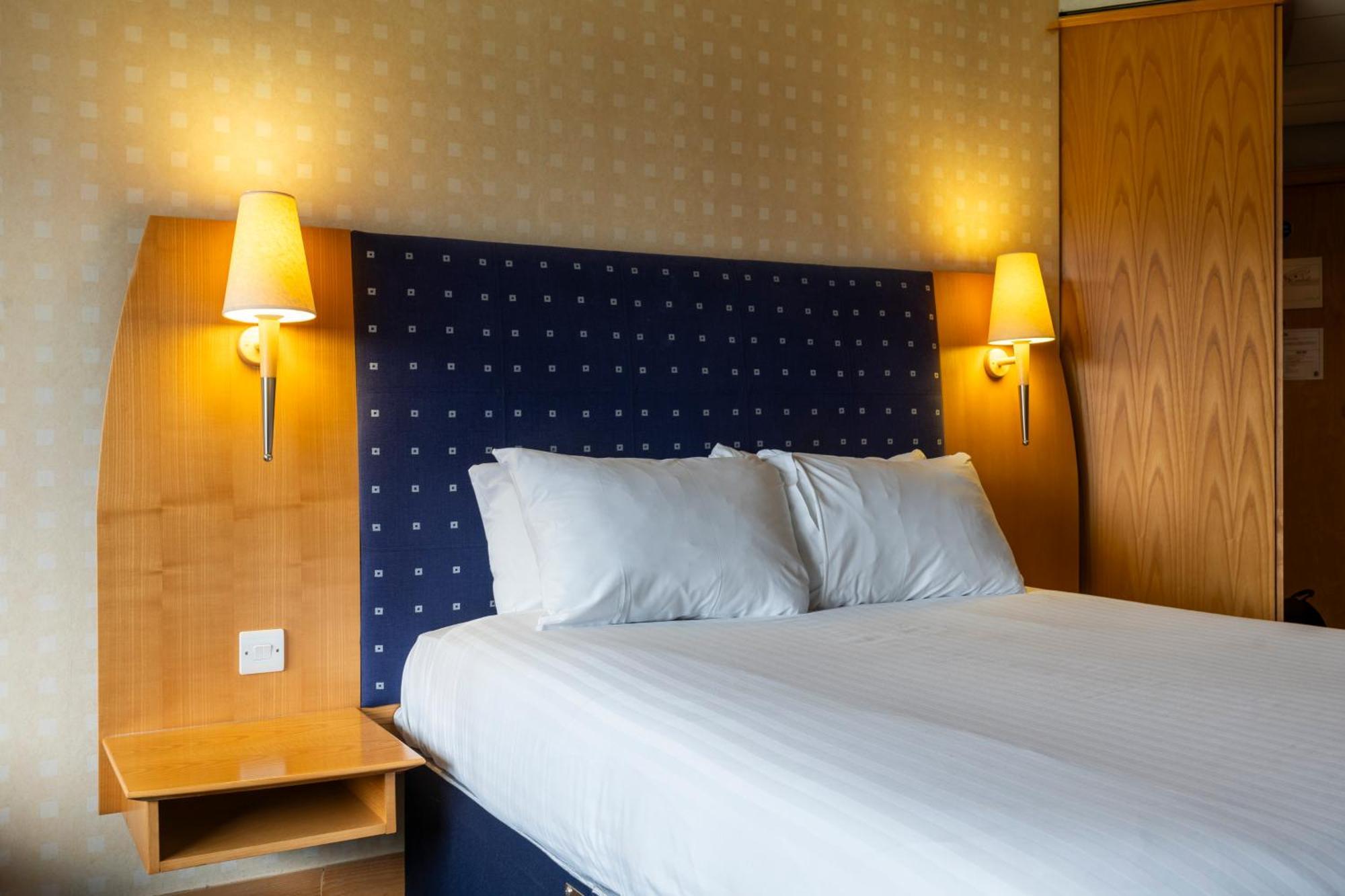 The Bolton Stadium Hotel, A Member Of Radisson Individuals ภายนอก รูปภาพ
