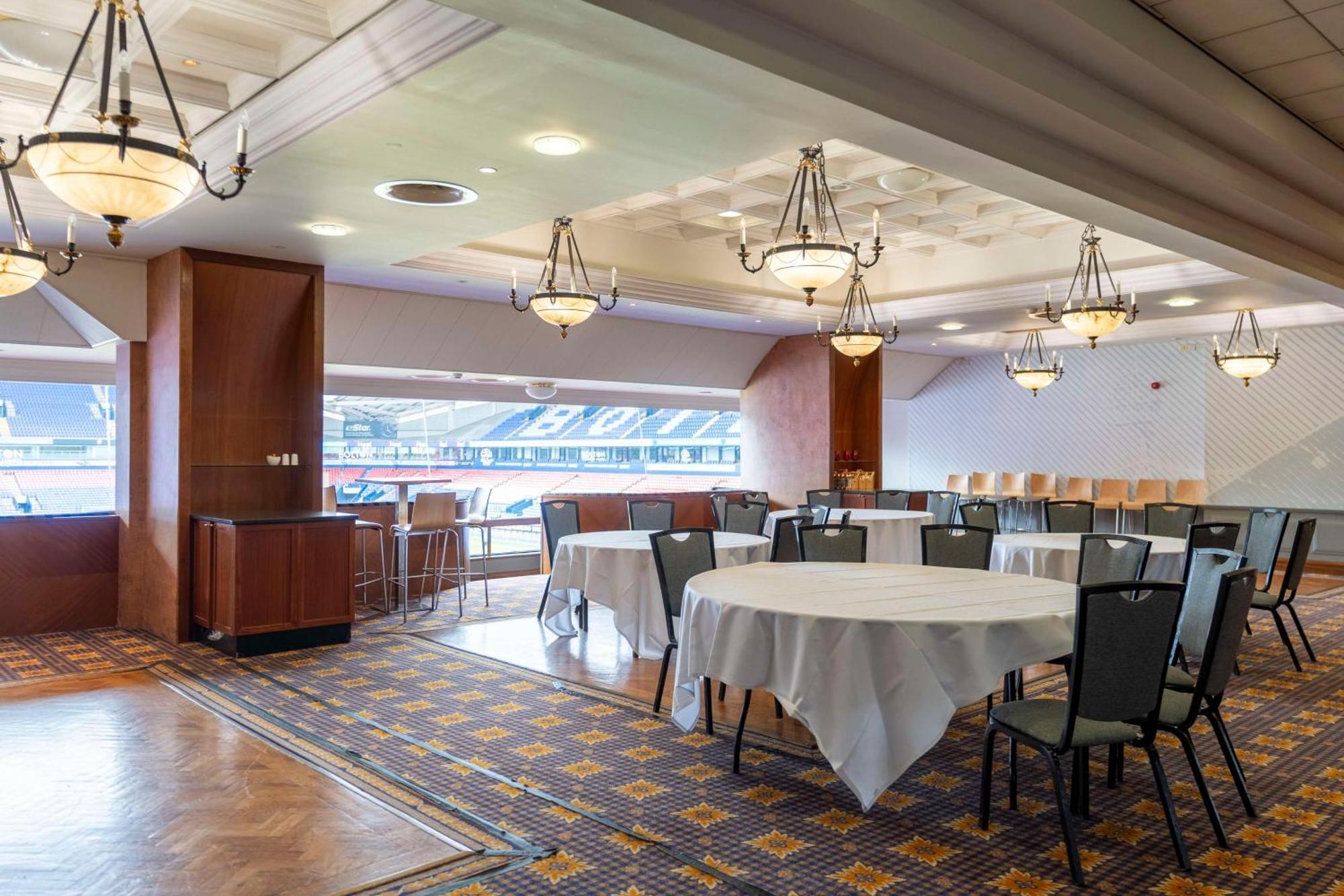 The Bolton Stadium Hotel, A Member Of Radisson Individuals ภายนอก รูปภาพ