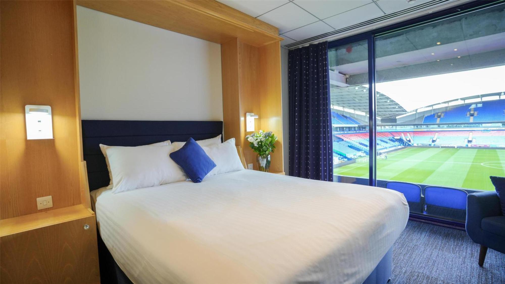 The Bolton Stadium Hotel, A Member Of Radisson Individuals ภายนอก รูปภาพ