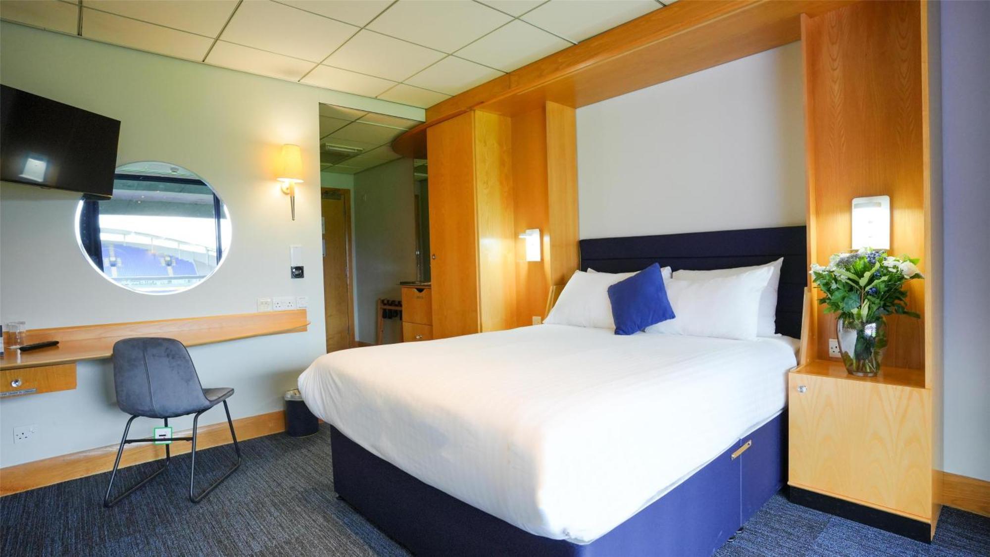 The Bolton Stadium Hotel, A Member Of Radisson Individuals ภายนอก รูปภาพ