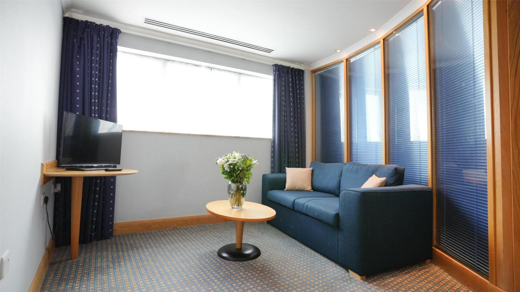 The Bolton Stadium Hotel, A Member Of Radisson Individuals ภายนอก รูปภาพ